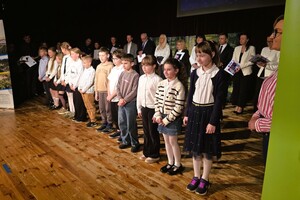 Laureaci konkursu literackiego podczas uroczystego wręczenia nagród.