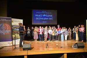 Wspólne zdjęcie uczestników i organizatorów programu „#włączmyślenie – Bezpieczna Sieć”.
