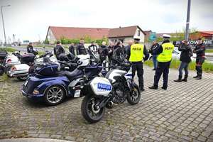 Policjanci i motocykliści podczas wspólnych działań profilaktycznych.