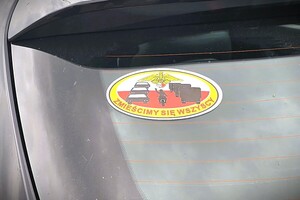 Naklejka promująca akcję „Zmieścimy się wszyscy”.
