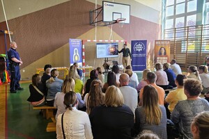 Prelekcja prowadzona przez dzielnicowego starszego aspiranta Mariusza Tałaja oraz terapeutę MONAR-u Jakuba Kiesza, na sali na krzesłach siedzą rodzice uczniów