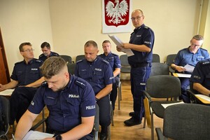 dzielnicowi siedzą na auli podczas konkursu