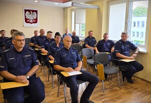dzielnicowi siedzą na auli podczas konkursu