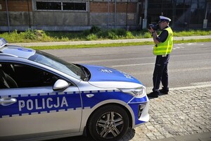 policjant kontroluje prędkość