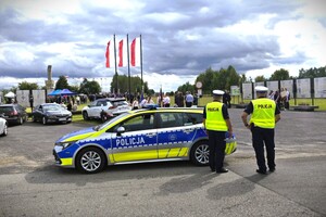 uroczystość przy pomniku Bohaterów Bitwy pod Mokrą, w tle uczestnicy uroczystości, żołnierze oraz służby mundurowe