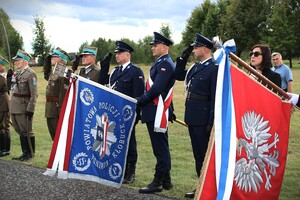 uroczystość przy pomniku Bohaterów Bitwy pod Mokrą, w tle uczestnicy uroczystości, żołnierze oraz służby mundurowe