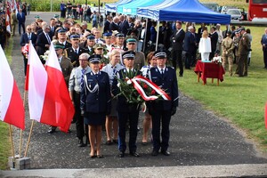 uroczystość przy pomniku Bohaterów Bitwy pod Mokrą, w tle uczestnicy uroczystości, żołnierze oraz służby mundurowe