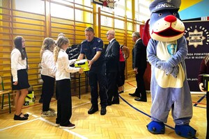 uroczyste przekazanie kasków dla uczniów w szkole w Lipiu, na zdjęciu dzieci, nauczyciele, samorządowcy, policjanci i strażacy