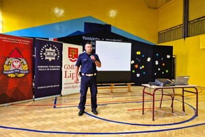 uroczyste przekazanie kasków dla uczniów w szkole w Lipiu, na zdjęciu dzieci, nauczyciele, samorządowcy, policjanci i strażacy