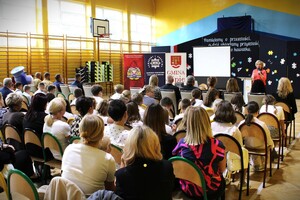 uroczyste przekazanie kasków dla uczniów w szkole w Lipiu, na zdjęciu dzieci, nauczyciele, samorządowcy, policjanci i strażacy