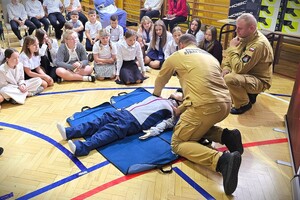 uroczyste przekazanie kasków dla uczniów w szkole w Lipiu, na zdjęciu dzieci, nauczyciele, samorządowcy, policjanci i strażacy