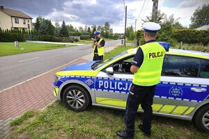 umundurowani policjanci kontrolują prędkość