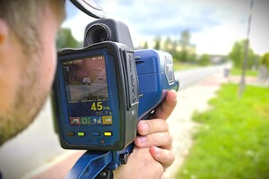 umundurowani policjanci kontrolują prędkość