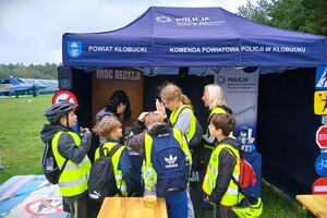 Policyjne stoisko profilaktyczne przygotowane dla uczestników wydarzenia.