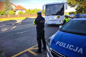 policjanci i funkcjonariusze inspekcji transportu drogowego kontrolują autobus