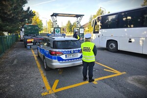 policjanci i funkcjonariusze inspekcji transportu drogowego kontrolują autobus