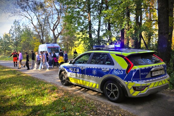 Policyjne zabezpieczenie rejonu prowadzonych działań ratowniczych w Zawadach.
